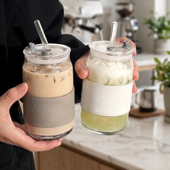 Housentia Elegant Ribbed Ice Coffee Glass Mug with Lid & Straw – 550ml